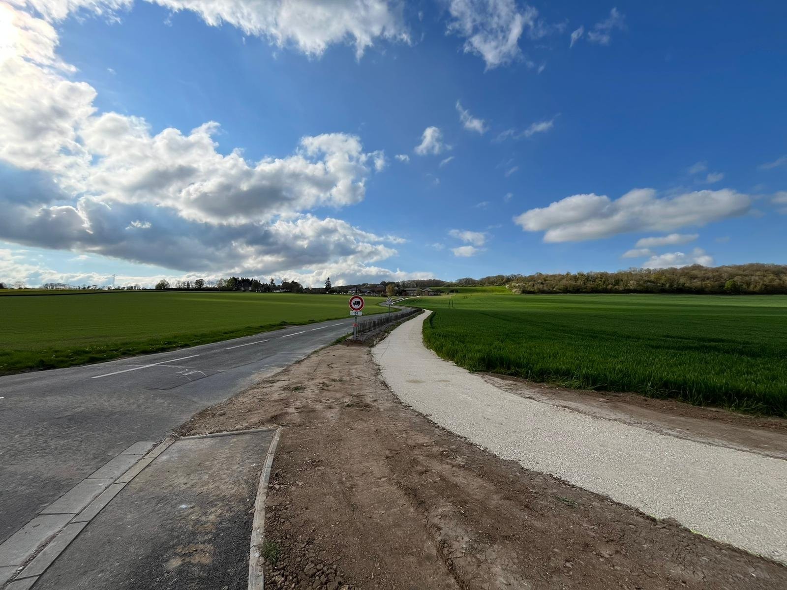 Le cheminement piétonnier du parc de Muzy en cours de création, la grave encore nue