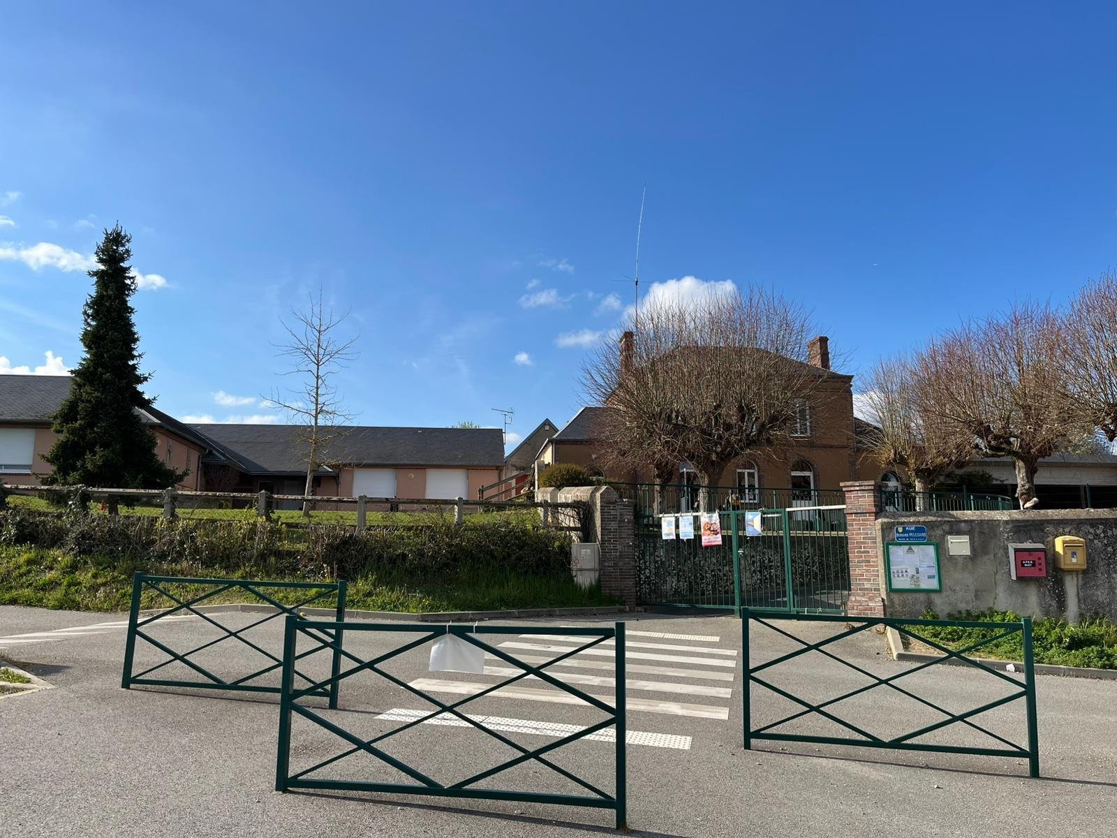 École de Muzy — façade avec portail vert