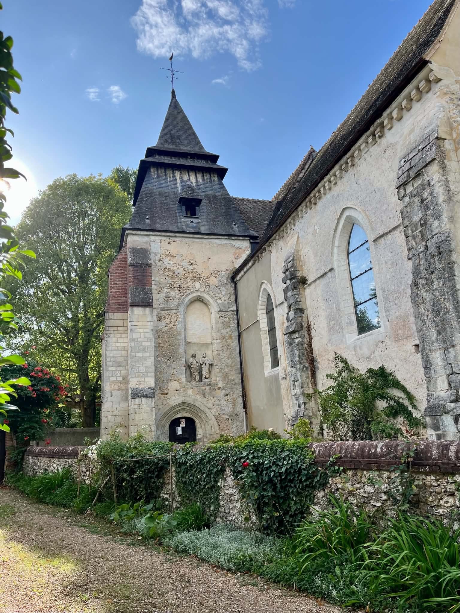 Le clocher en ardoise de l’église de Muzy, au-dessus du porche d’entrée