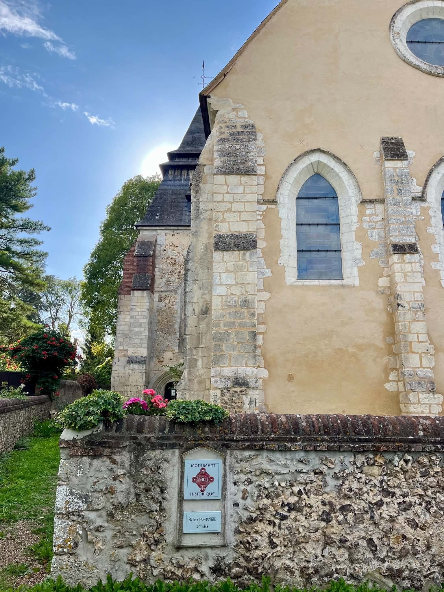 Le pignon ouest de l’église de Muzy et le mur de silex qui borde le parvis