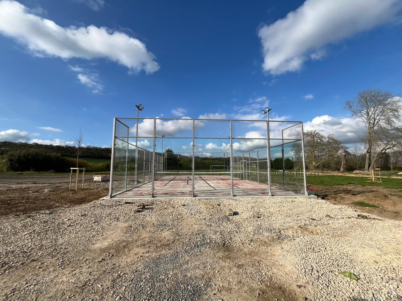 La structure métallique du terrain de padel de Muzy montée sur son socle, avant la pose du revêtement