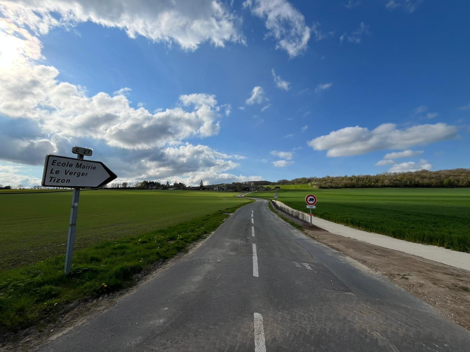 Le panneau de direction de la route C 27 à Muzy, indiquant l’école, la mairie, Le Verger et Tizon