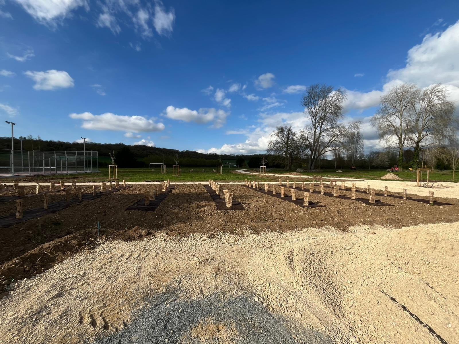 Les talus du parc de Muzy modelés, les fondations en attente des équipements