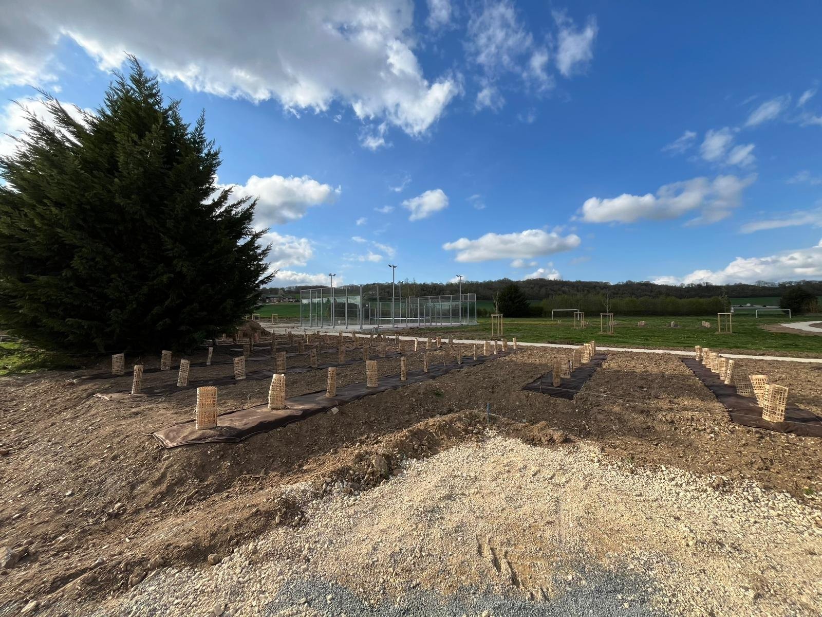 Les fondations du parc de Muzy et les talus de terre remuée pendant le chantier