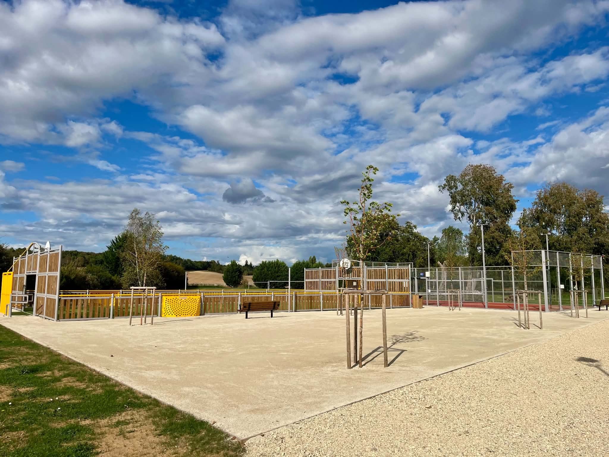 L’esplanade du parc de Muzy achevée, avec l’aire de jeux, le panier de basket et le court de padel