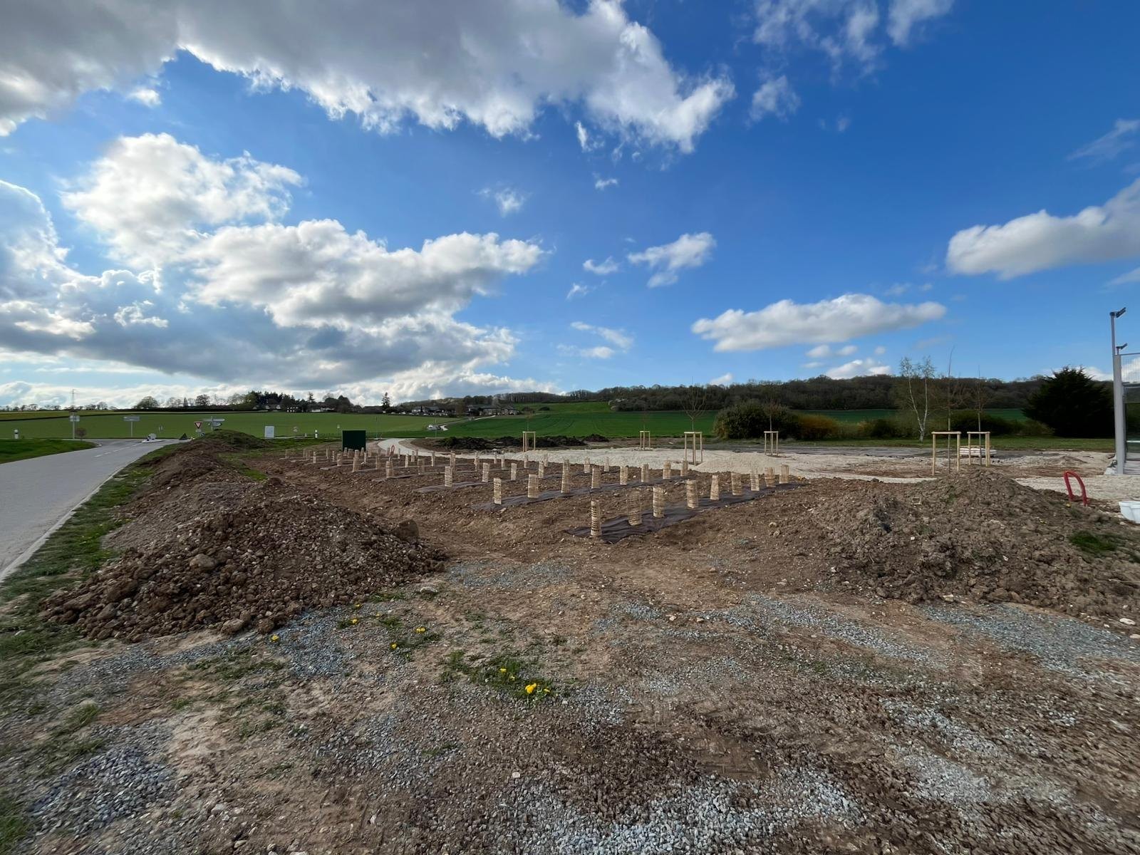 Le terrassement du parc de Muzy, andains de terre et plateforme en cours de nivellement