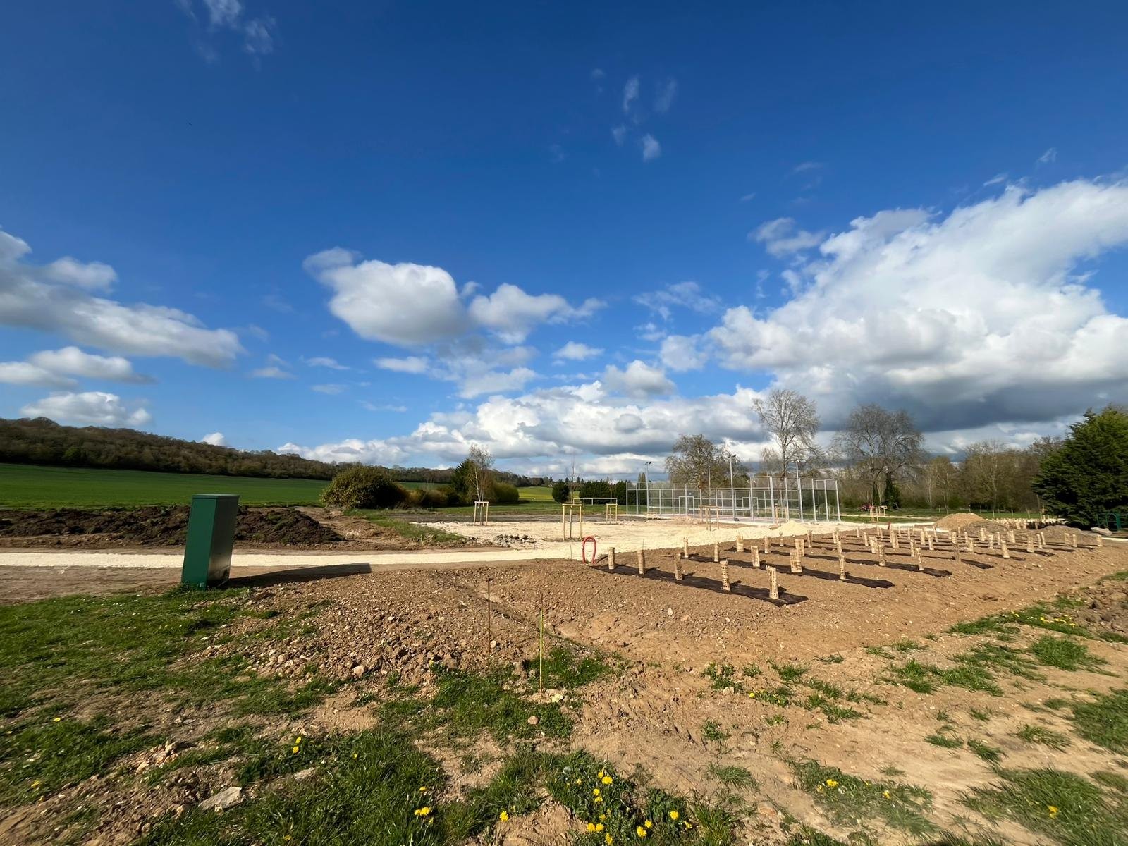 Les longrines de fondation du parc de Muzy alignées sur la plateforme terrassée